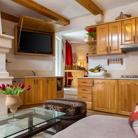 Beachfront Romy With Sauna Apartamento Makarska